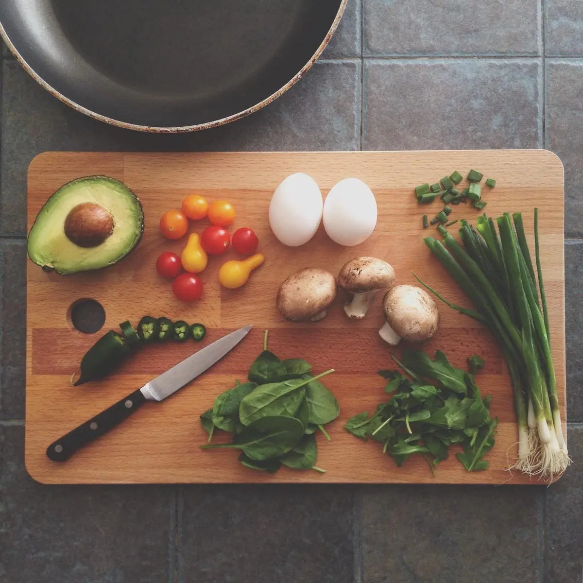 Image illustrating the importance of nutrition in physical performance, depicting a person with weights and healthy food choices.